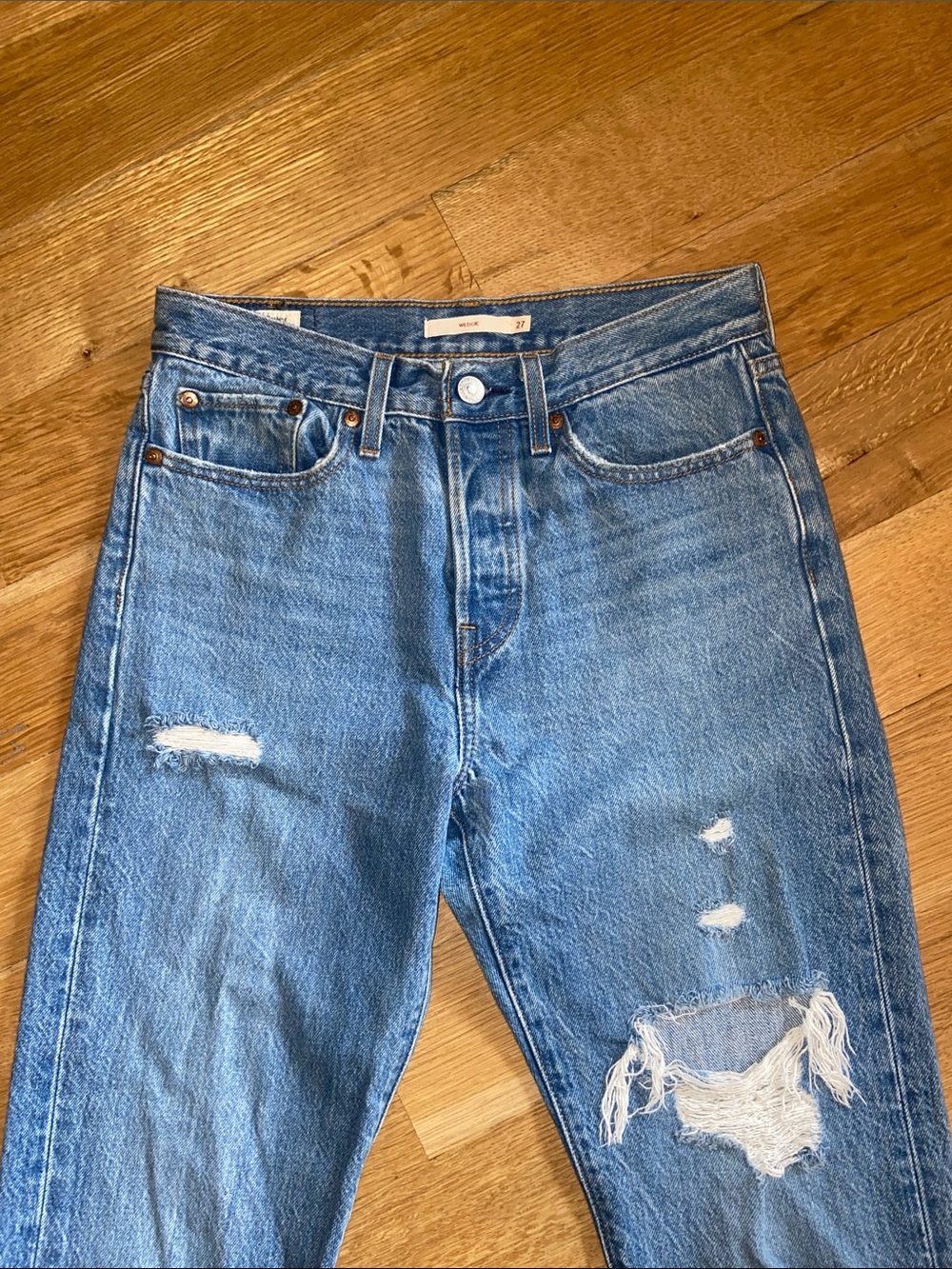 Levi’s Wedgie Fit Blue Denim Jeans Factory Distressed Button Fly Tapered 27 - Picture 7 of 16